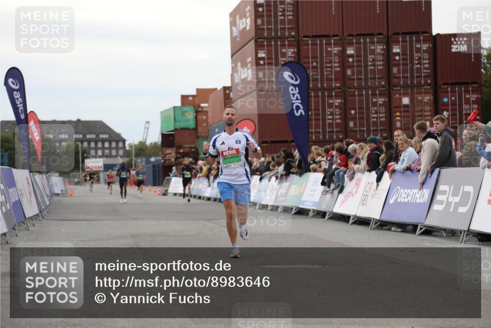 03.10.2025 - Köhlbrandbrückenlauf Yannick Fuchs http://msf.ph/oto/8983646 03.10.2025 15:53:38 Ziel 7047 meine-sportfotos.de