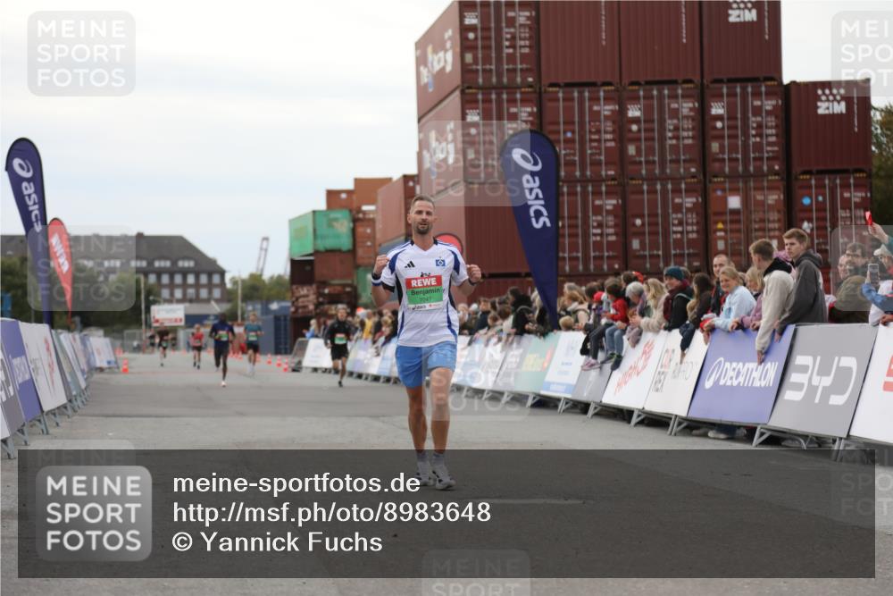 03.10.2025 - Köhlbrandbrückenlauf Yannick Fuchs http://msf.ph/oto/8983648 03.10.2025 15:53:38 Ziel 7047 meine-sportfotos.de