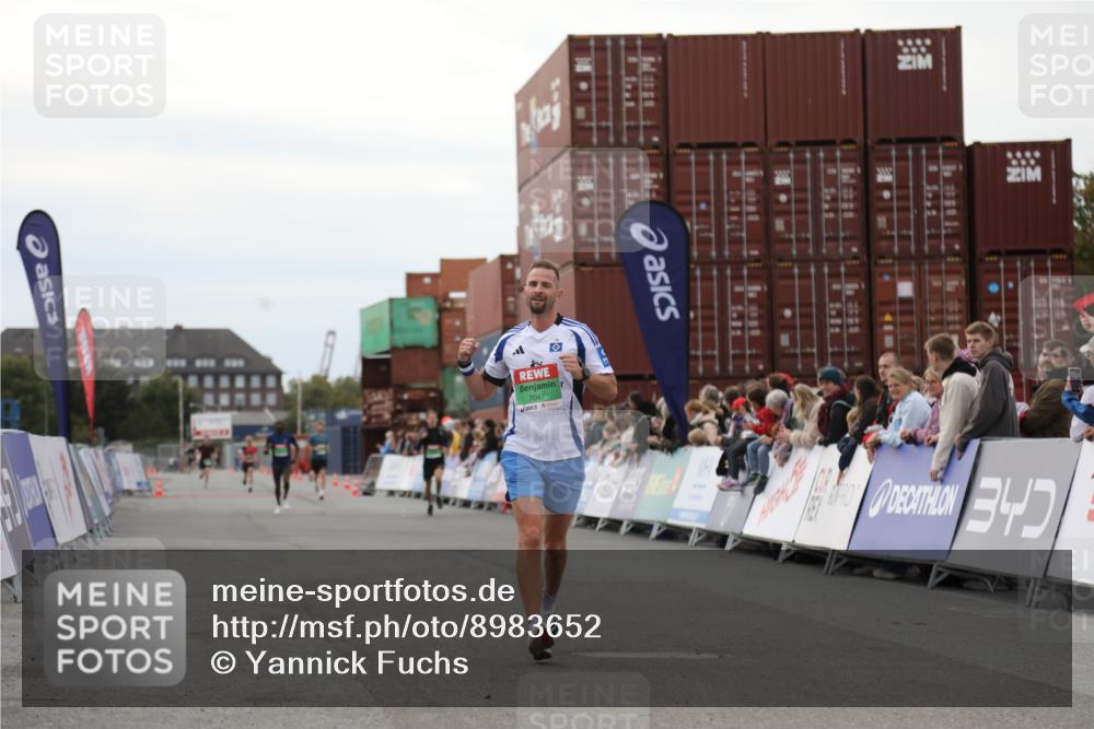 03.10.2025 - Köhlbrandbrückenlauf Yannick Fuchs http://msf.ph/oto/8983652 03.10.2025 15:53:39 Ziel 7047, 9322 meine-sportfotos.de