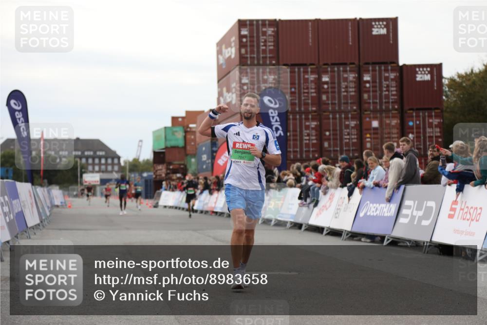 03.10.2025 - Köhlbrandbrückenlauf Yannick Fuchs http://msf.ph/oto/8983658 03.10.2025 15:53:39 Ziel 7047, 9322 meine-sportfotos.de