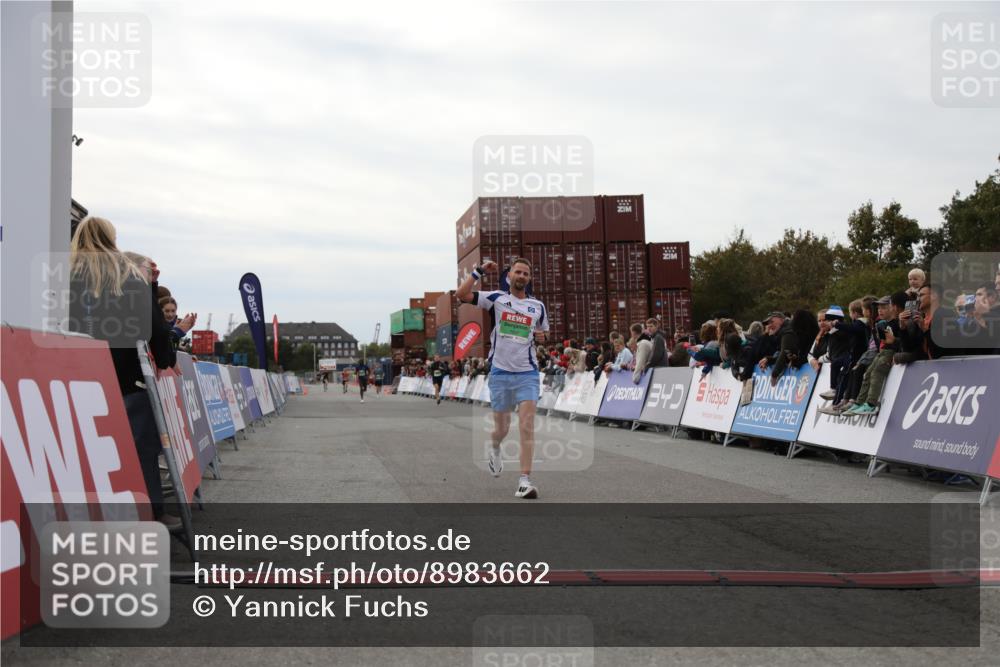 03.10.2025 - Köhlbrandbrückenlauf Yannick Fuchs http://msf.ph/oto/8983662 03.10.2025 15:53:40 Ziel 7047, 9322 meine-sportfotos.de