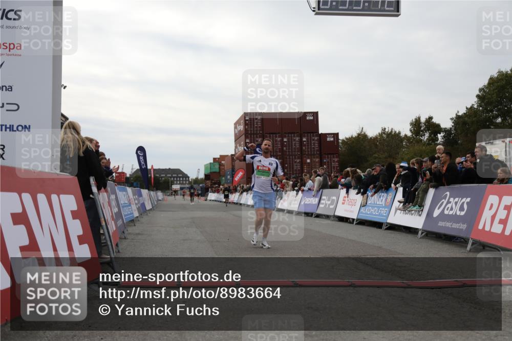 03.10.2025 - Köhlbrandbrückenlauf Yannick Fuchs http://msf.ph/oto/8983664 03.10.2025 15:53:40 Ziel 7047, 9322 meine-sportfotos.de