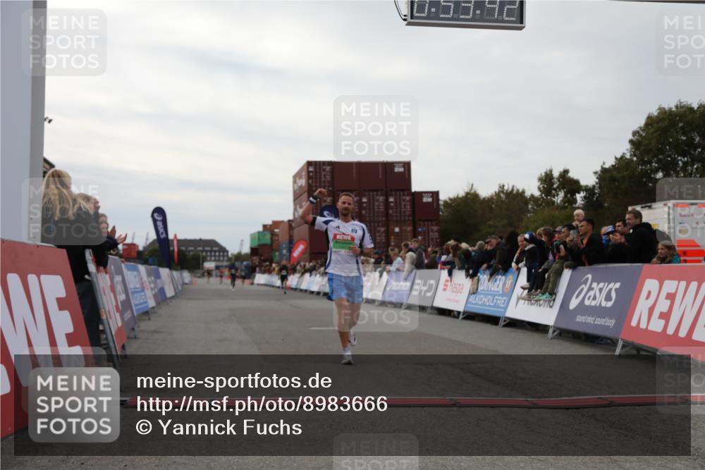 03.10.2025 - Köhlbrandbrückenlauf Yannick Fuchs http://msf.ph/oto/8983666 03.10.2025 15:53:40 Ziel 7047, 9322 meine-sportfotos.de