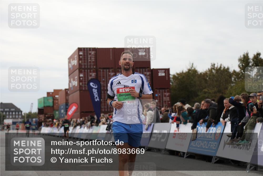 03.10.2025 - Köhlbrandbrückenlauf Yannick Fuchs http://msf.ph/oto/8983669 03.10.2025 15:53:41 Ziel 7047, 9322, 9718 meine-sportfotos.de