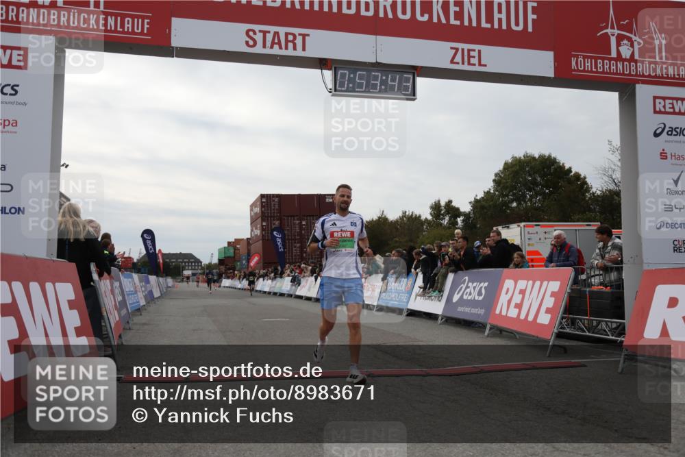 03.10.2025 - Köhlbrandbrückenlauf Yannick Fuchs http://msf.ph/oto/8983671 03.10.2025 15:53:41 Ziel 7047, 9322, 9718 meine-sportfotos.de