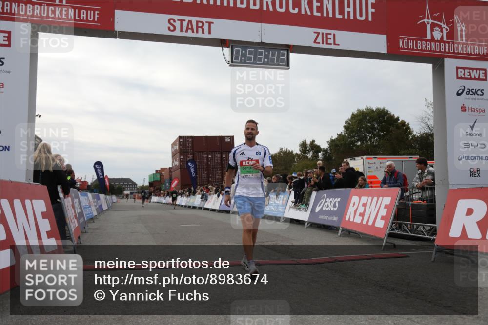 03.10.2025 - Köhlbrandbrückenlauf Yannick Fuchs http://msf.ph/oto/8983674 03.10.2025 15:53:42 Ziel 7047, 9322, 9718 meine-sportfotos.de