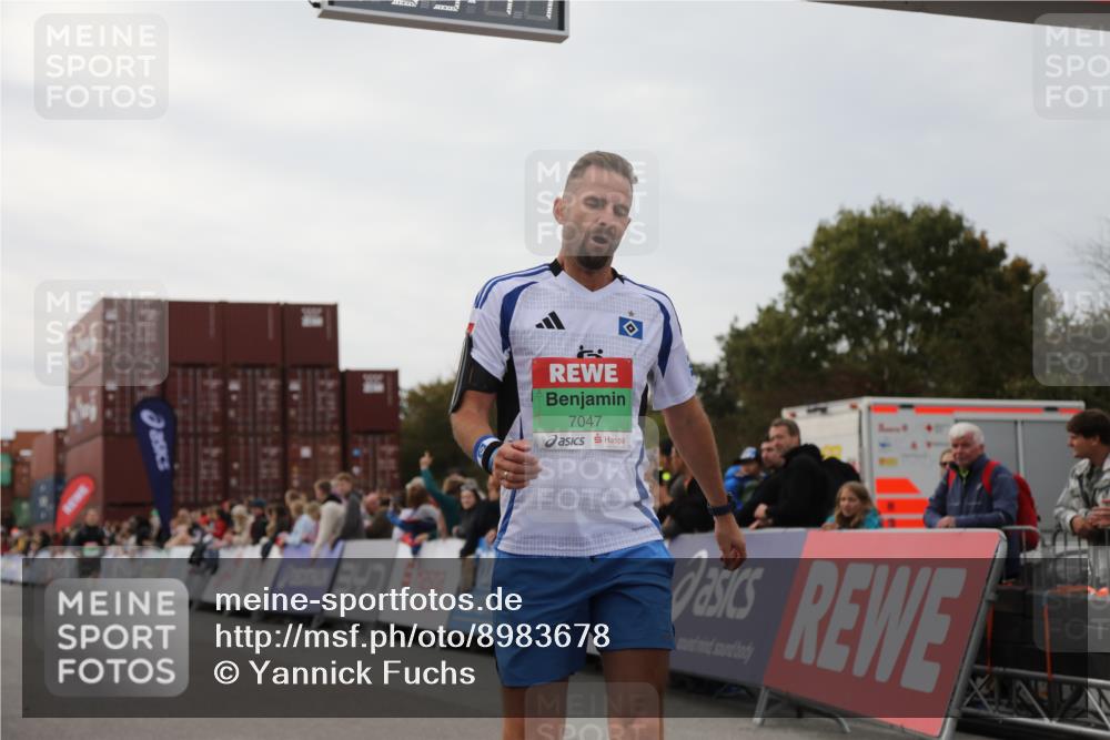 03.10.2025 - Köhlbrandbrückenlauf Yannick Fuchs http://msf.ph/oto/8983678 03.10.2025 15:53:42 Ziel 7047, 9322, 9718 meine-sportfotos.de