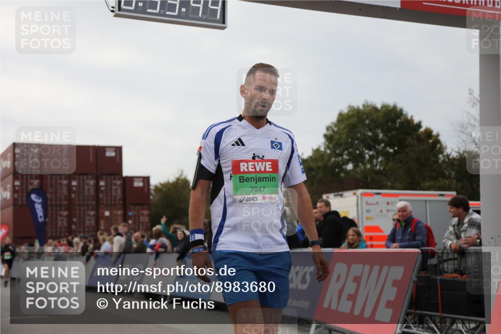 03.10.2025 - Köhlbrandbrückenlauf Yannick Fuchs http://msf.ph/oto/8983680 03.10.2025 15:53:43 Ziel 7047, 9322, 9718 meine-sportfotos.de