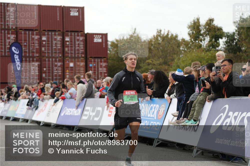 03.10.2025 - Köhlbrandbrückenlauf Yannick Fuchs http://msf.ph/oto/8983700 03.10.2025 15:53:47 Ziel 7074, 7181, 9322, 9718 meine-sportfotos.de
