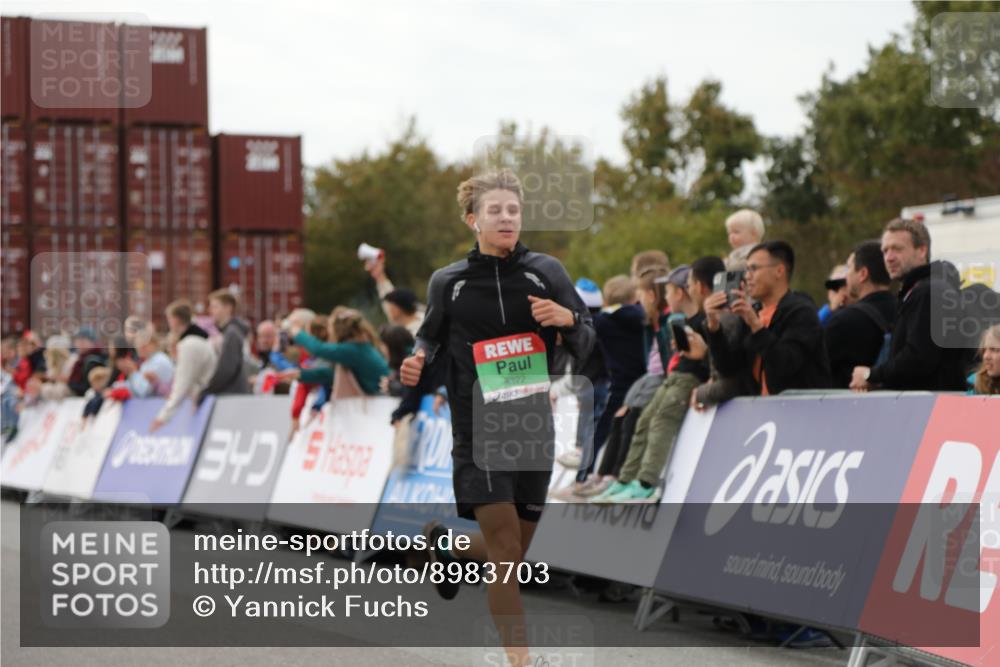 03.10.2025 - Köhlbrandbrückenlauf Yannick Fuchs http://msf.ph/oto/8983703 03.10.2025 15:53:47 Ziel 7074, 7181, 9322, 9718 meine-sportfotos.de