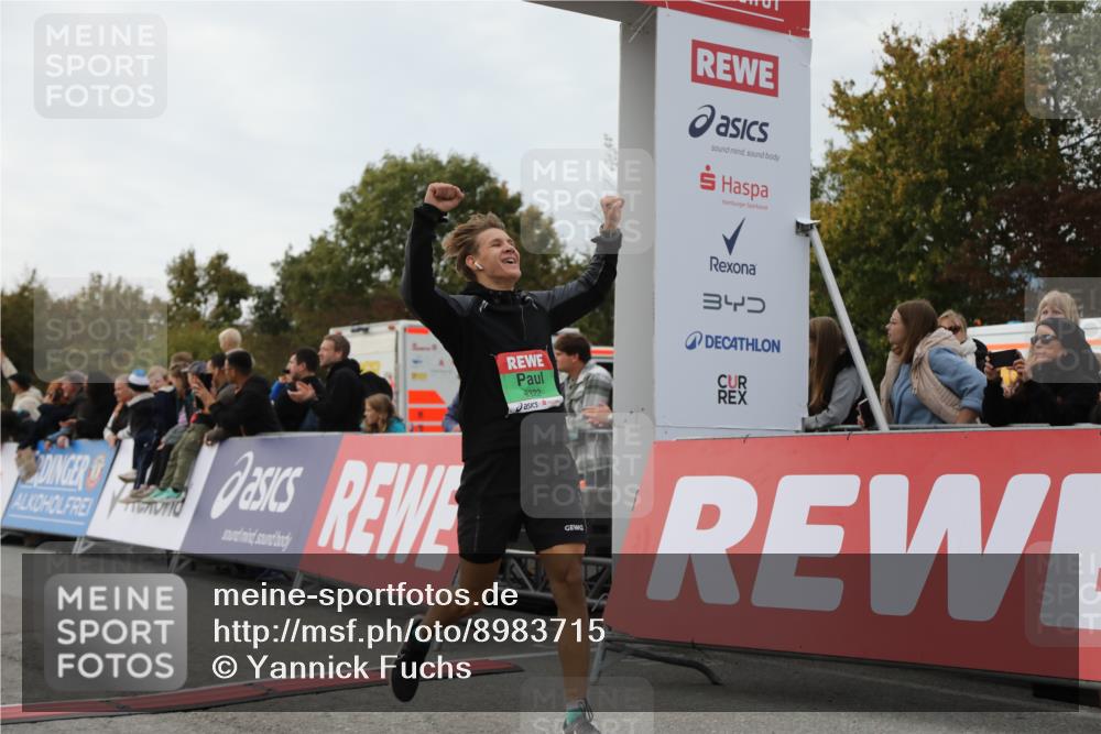 03.10.2025 - Köhlbrandbrückenlauf Yannick Fuchs http://msf.ph/oto/8983715 03.10.2025 15:53:48 Ziel 7074, 7181, 9322, 9718 meine-sportfotos.de