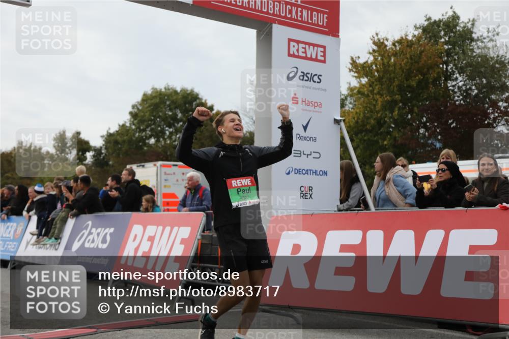 03.10.2025 - Köhlbrandbrückenlauf Yannick Fuchs http://msf.ph/oto/8983717 03.10.2025 15:53:48 Ziel 7074, 7181, 9322, 9718 meine-sportfotos.de