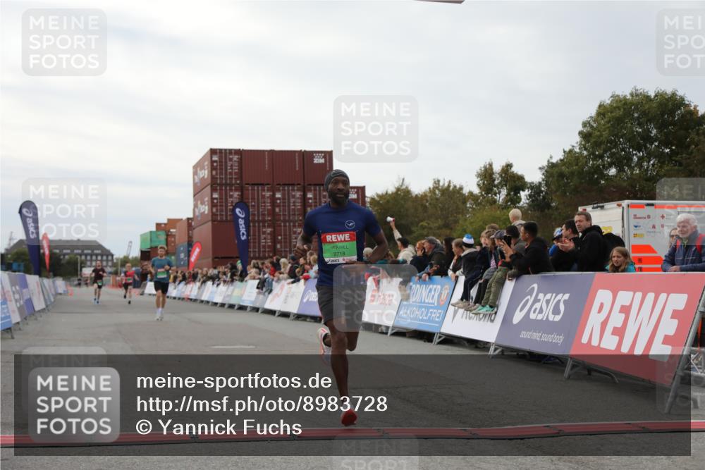 03.10.2025 - Köhlbrandbrückenlauf Yannick Fuchs http://msf.ph/oto/8983728 03.10.2025 15:53:50 Ziel 7074, 7181, 9268, 9322, 9718 meine-sportfotos.de