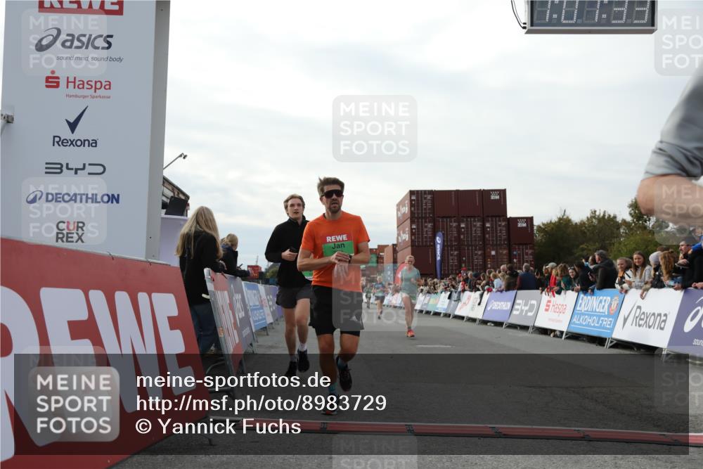 03.10.2025 - Köhlbrandbrückenlauf Yannick Fuchs http://msf.ph/oto/8983729 03.10.2025 16:07:32 Ziel 7056, 7071, 7172, 7179, 7365, 7499, 8745, 8862, 8919 meine-sportfotos.de