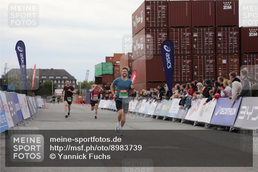03.10.2025 - Köhlbrandbrückenlauf Yannick Fuchs http://msf.ph/oto/8983739 03.10.2025 15:53:51 Ziel 7074, 7181, 9268, 9322, 9718 meine-sportfotos.de