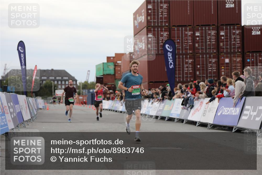 03.10.2025 - Köhlbrandbrückenlauf Yannick Fuchs http://msf.ph/oto/8983746 03.10.2025 15:53:51 Ziel 7074, 7181, 9268, 9322, 9718 meine-sportfotos.de