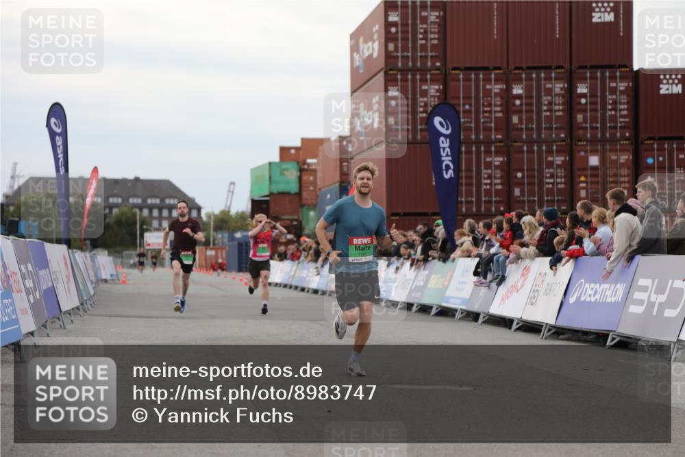 03.10.2025 - Köhlbrandbrückenlauf Yannick Fuchs http://msf.ph/oto/8983747 03.10.2025 15:53:52 Ziel 7074, 7181, 9268, 9718 meine-sportfotos.de