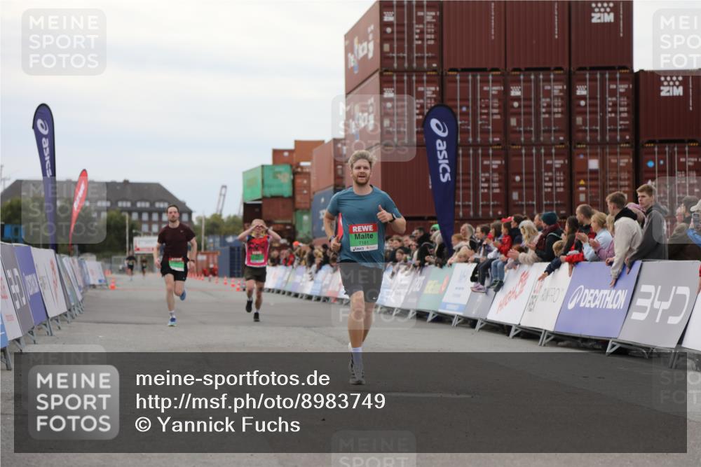 03.10.2025 - Köhlbrandbrückenlauf Yannick Fuchs http://msf.ph/oto/8983749 03.10.2025 15:53:52 Ziel 7074, 7181, 9268, 9718 meine-sportfotos.de