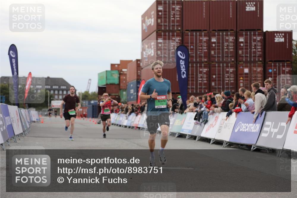 03.10.2025 - Köhlbrandbrückenlauf Yannick Fuchs http://msf.ph/oto/8983751 03.10.2025 15:53:52 Ziel 7074, 7181, 9268, 9718 meine-sportfotos.de