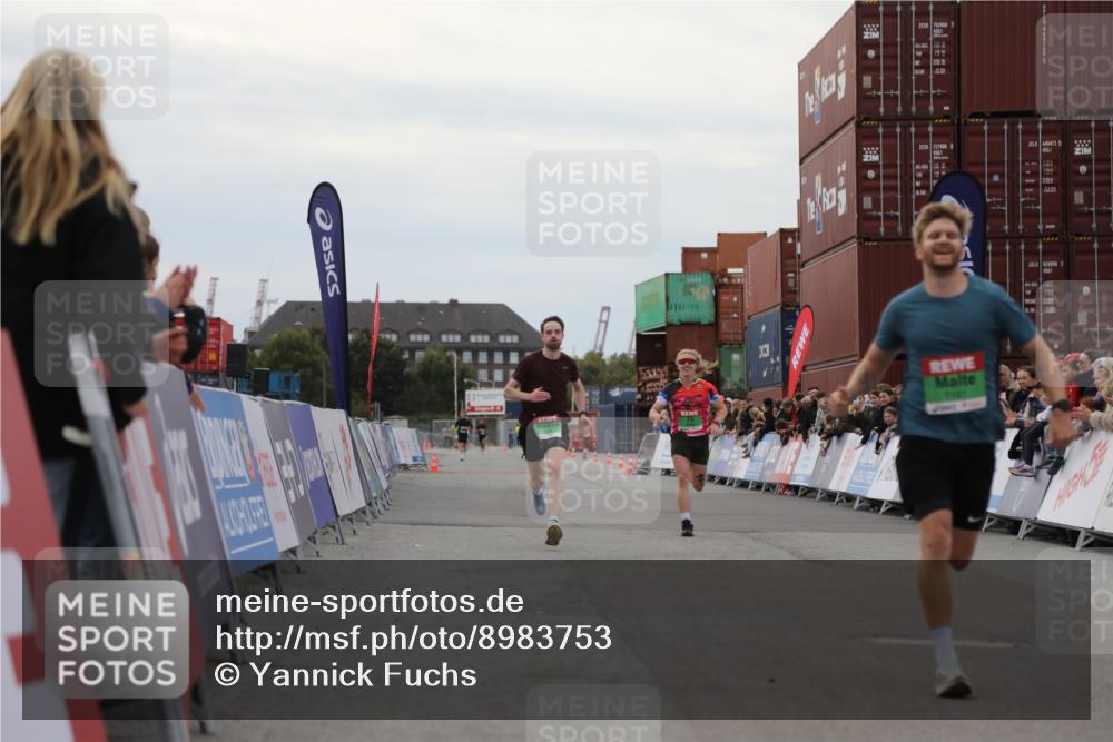 03.10.2025 - Köhlbrandbrückenlauf Yannick Fuchs http://msf.ph/oto/8983753 03.10.2025 15:53:53 Ziel 7074, 7181, 9268, 9718 meine-sportfotos.de