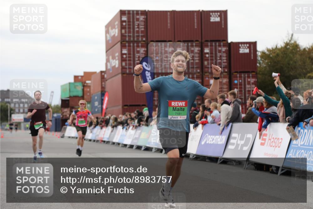 03.10.2025 - Köhlbrandbrückenlauf Yannick Fuchs http://msf.ph/oto/8983757 03.10.2025 15:53:53 Ziel 7074, 7181, 9268, 9718 meine-sportfotos.de