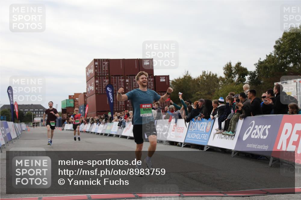 03.10.2025 - Köhlbrandbrückenlauf Yannick Fuchs http://msf.ph/oto/8983759 03.10.2025 15:53:53 Ziel 7074, 7181, 9268, 9718 meine-sportfotos.de
