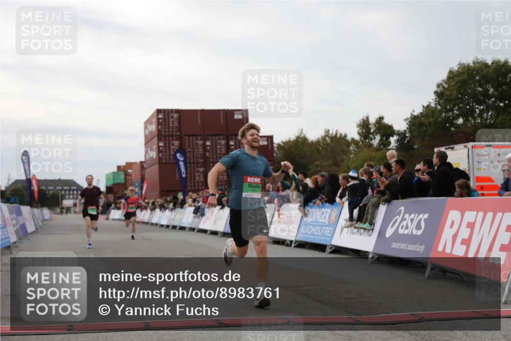03.10.2025 - Köhlbrandbrückenlauf Yannick Fuchs http://msf.ph/oto/8983761 03.10.2025 15:53:53 Ziel 7074, 7181, 9268, 9718 meine-sportfotos.de