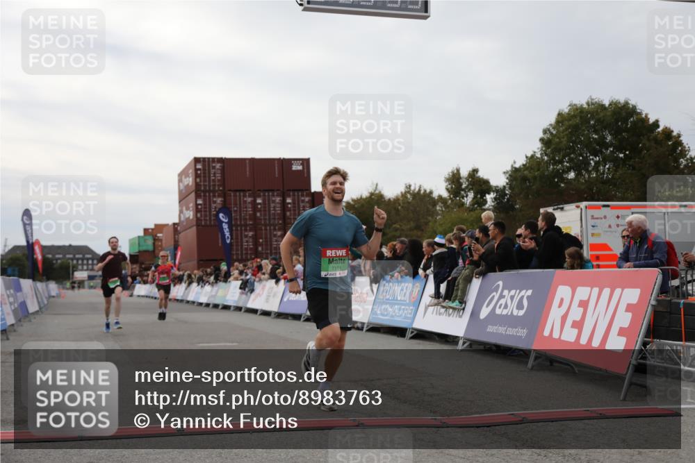 03.10.2025 - Köhlbrandbrückenlauf Yannick Fuchs http://msf.ph/oto/8983763 03.10.2025 15:53:54 Ziel 7074, 7181, 9268 meine-sportfotos.de