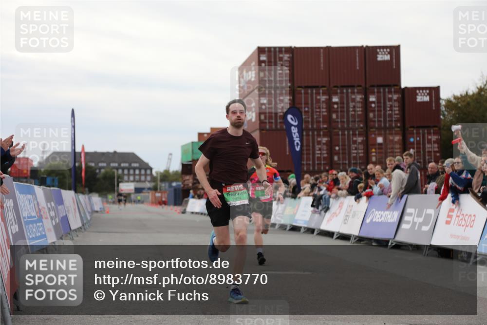 03.10.2025 - Köhlbrandbrückenlauf Yannick Fuchs http://msf.ph/oto/8983770 03.10.2025 15:53:55 Ziel 7074, 7181, 9268 meine-sportfotos.de