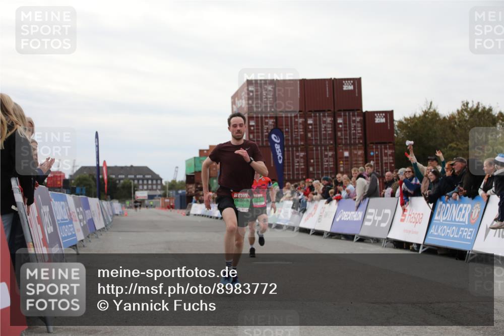 03.10.2025 - Köhlbrandbrückenlauf Yannick Fuchs http://msf.ph/oto/8983772 03.10.2025 15:53:55 Ziel 7074, 7181, 9268 meine-sportfotos.de