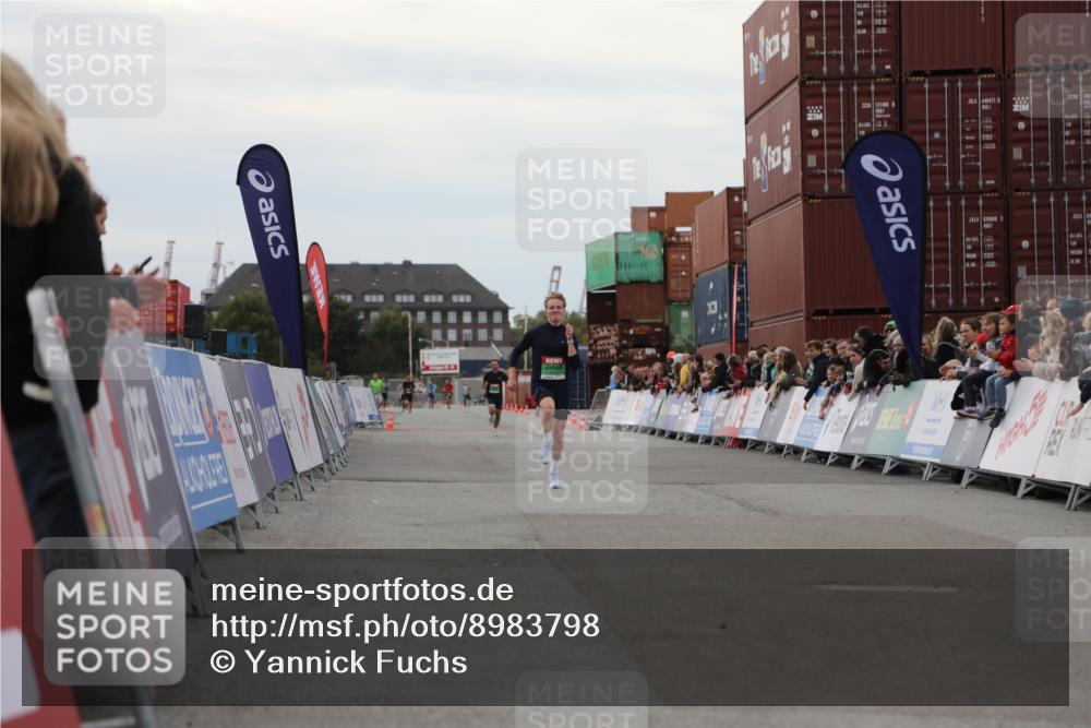 03.10.2025 - Köhlbrandbrückenlauf Yannick Fuchs http://msf.ph/oto/8983798 03.10.2025 15:54:10 Ziel 8920 meine-sportfotos.de
