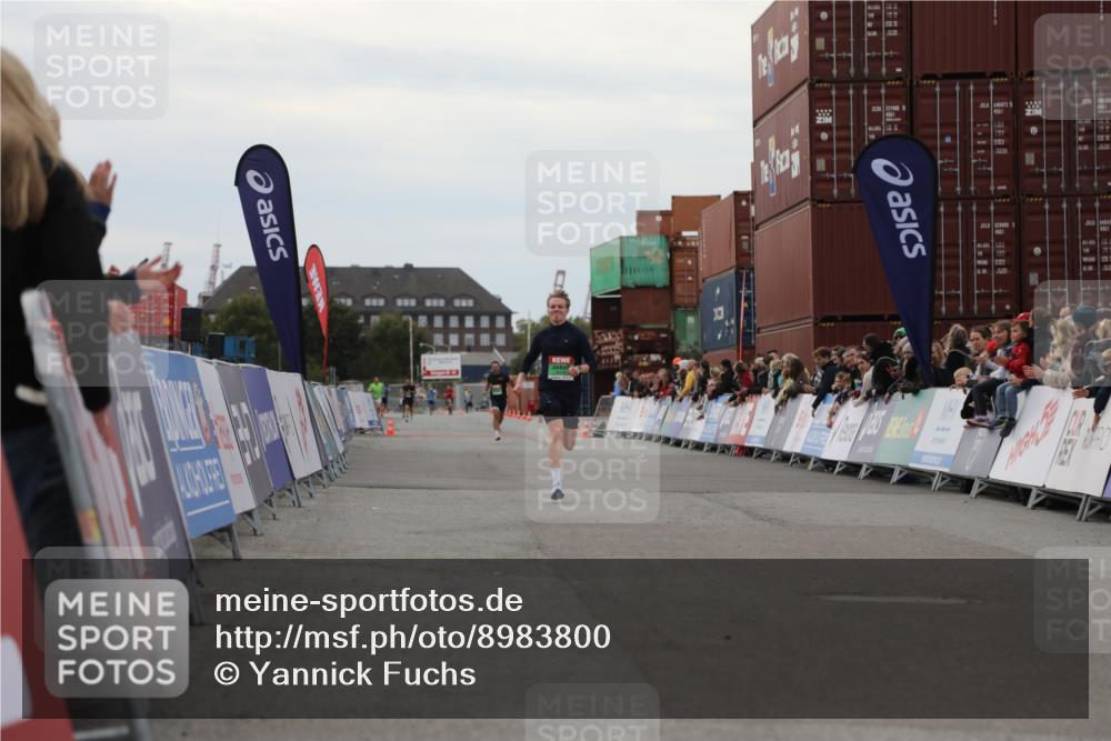 03.10.2025 - Köhlbrandbrückenlauf Yannick Fuchs http://msf.ph/oto/8983800 03.10.2025 15:54:10 Ziel 8920 meine-sportfotos.de
