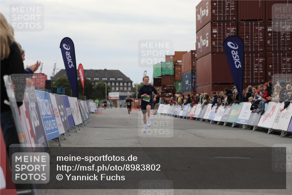 03.10.2025 - Köhlbrandbrückenlauf Yannick Fuchs http://msf.ph/oto/8983802 03.10.2025 15:54:11 Ziel 8920 meine-sportfotos.de