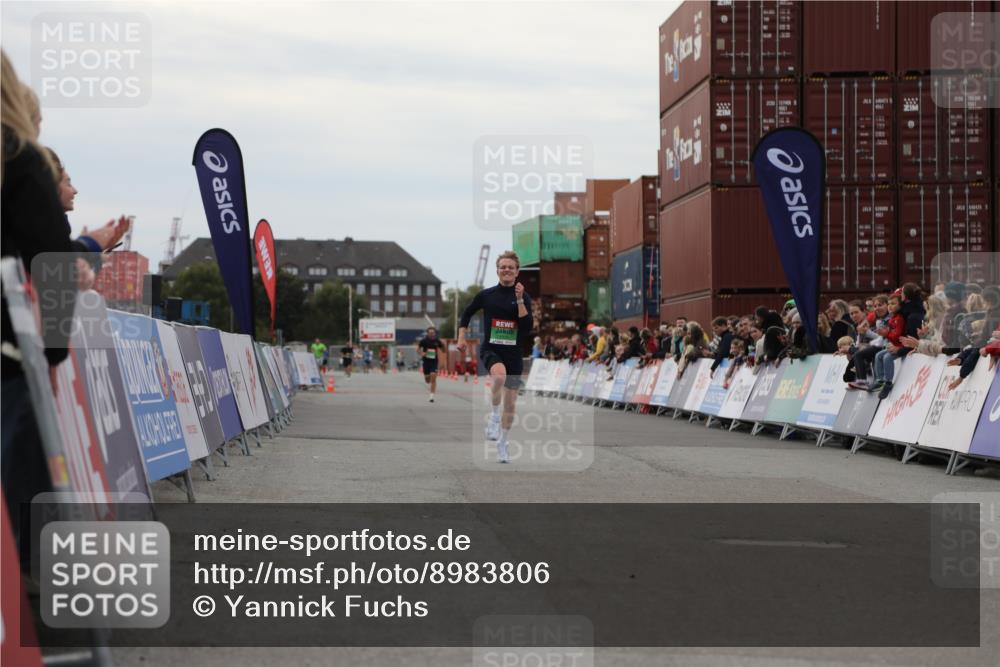 03.10.2025 - Köhlbrandbrückenlauf Yannick Fuchs http://msf.ph/oto/8983806 03.10.2025 15:54:11 Ziel 8920 meine-sportfotos.de
