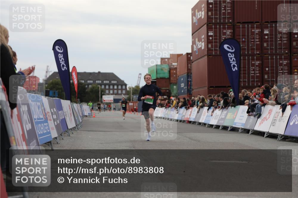 03.10.2025 - Köhlbrandbrückenlauf Yannick Fuchs http://msf.ph/oto/8983808 03.10.2025 15:54:11 Ziel 8920 meine-sportfotos.de