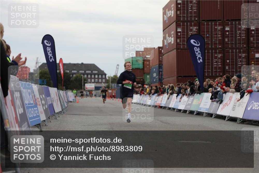 03.10.2025 - Köhlbrandbrückenlauf Yannick Fuchs http://msf.ph/oto/8983809 03.10.2025 15:54:11 Ziel 8920 meine-sportfotos.de