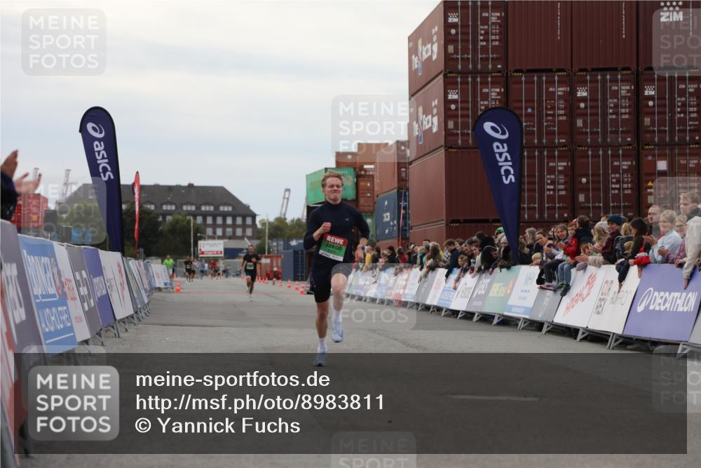 03.10.2025 - Köhlbrandbrückenlauf Yannick Fuchs http://msf.ph/oto/8983811 03.10.2025 15:54:12 Ziel 8920 meine-sportfotos.de