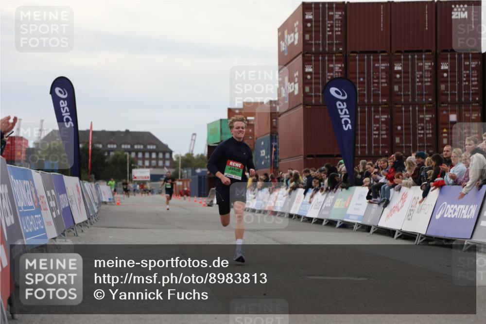 03.10.2025 - Köhlbrandbrückenlauf Yannick Fuchs http://msf.ph/oto/8983813 03.10.2025 15:54:12 Ziel 8920 meine-sportfotos.de