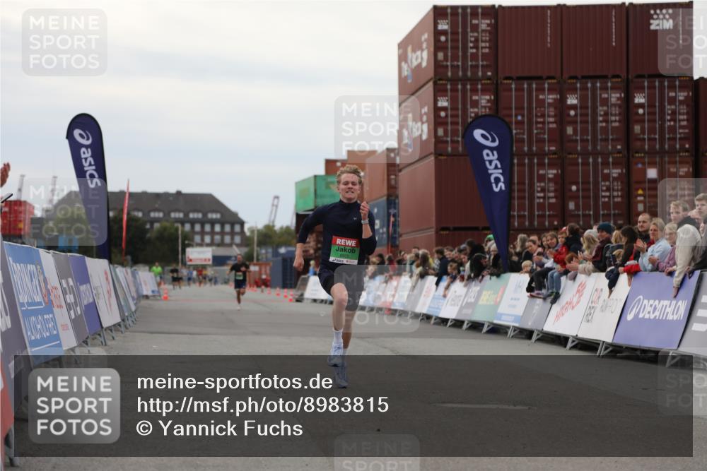 03.10.2025 - Köhlbrandbrückenlauf Yannick Fuchs http://msf.ph/oto/8983815 03.10.2025 15:54:12 Ziel 8920 meine-sportfotos.de