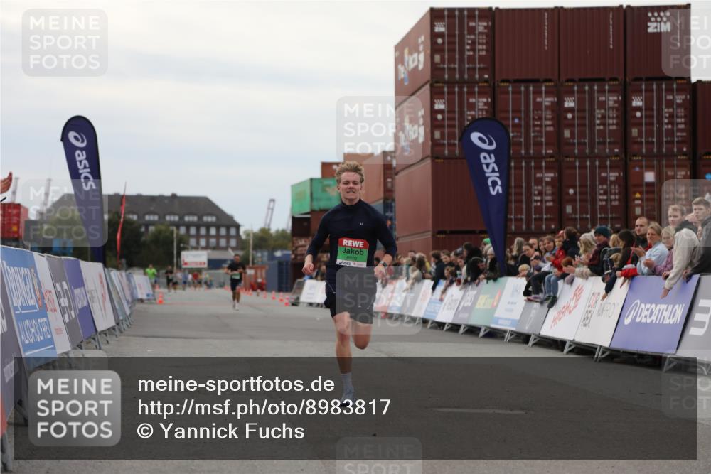03.10.2025 - Köhlbrandbrückenlauf Yannick Fuchs http://msf.ph/oto/8983817 03.10.2025 15:54:12 Ziel 8920 meine-sportfotos.de