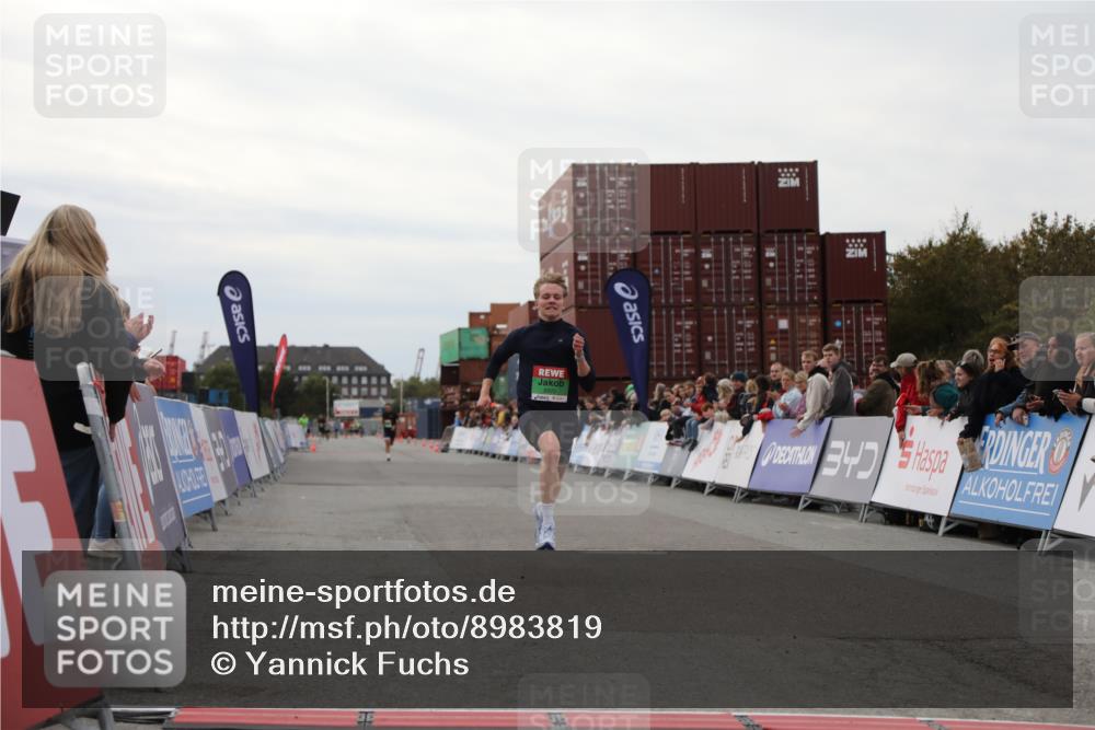 03.10.2025 - Köhlbrandbrückenlauf Yannick Fuchs http://msf.ph/oto/8983819 03.10.2025 15:54:13 Ziel 8920 meine-sportfotos.de