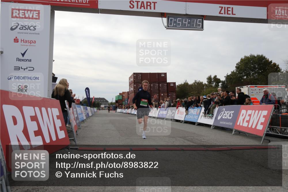 03.10.2025 - Köhlbrandbrückenlauf Yannick Fuchs http://msf.ph/oto/8983822 03.10.2025 15:54:13 Ziel 8920 meine-sportfotos.de