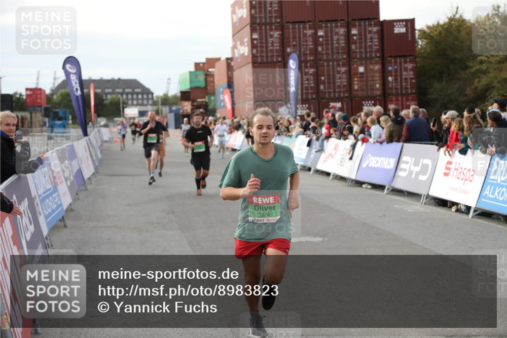 03.10.2025 - Köhlbrandbrückenlauf Yannick Fuchs http://msf.ph/oto/8983823 03.10.2025 16:07:43 Ziel 7179, 7588, 7674, 7763, 7780, 8035, 9020, 9099, 9456, 9457 meine-sportfotos.de