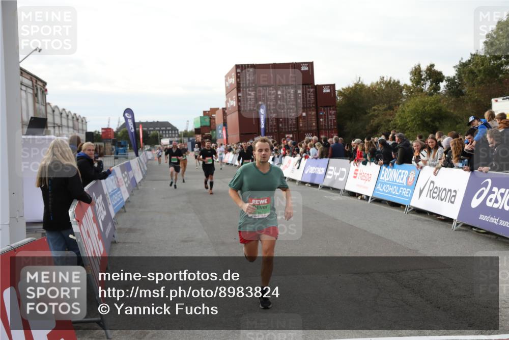 03.10.2025 - Köhlbrandbrückenlauf Yannick Fuchs http://msf.ph/oto/8983824 03.10.2025 16:07:44 Ziel 7588, 7674, 7763, 7780, 8035, 9020, 9099, 9456, 9457 meine-sportfotos.de