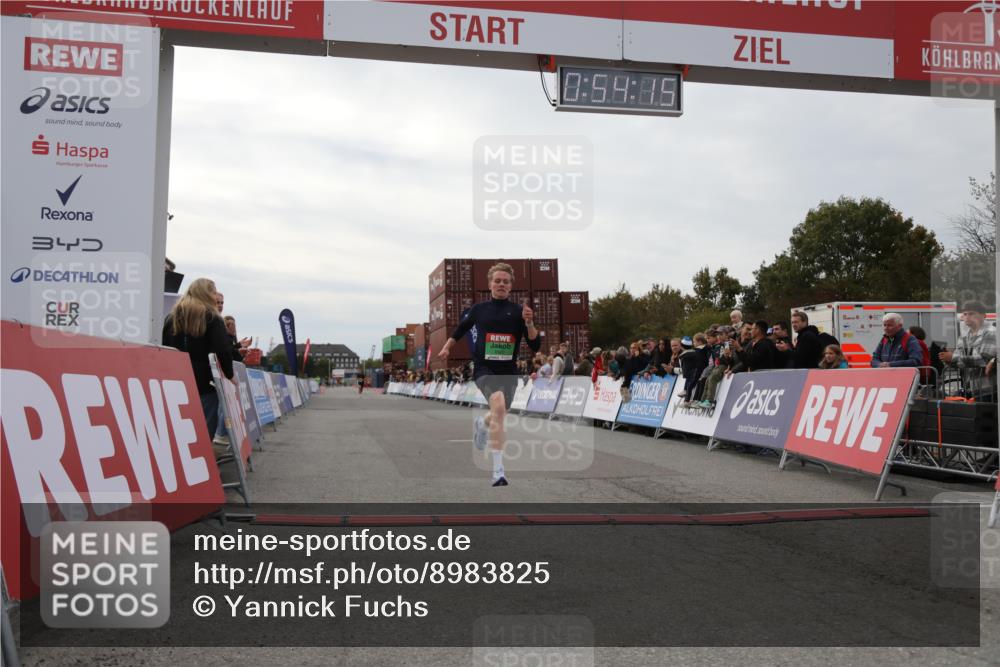 03.10.2025 - Köhlbrandbrückenlauf Yannick Fuchs http://msf.ph/oto/8983825 03.10.2025 15:54:13 Ziel 8920 meine-sportfotos.de