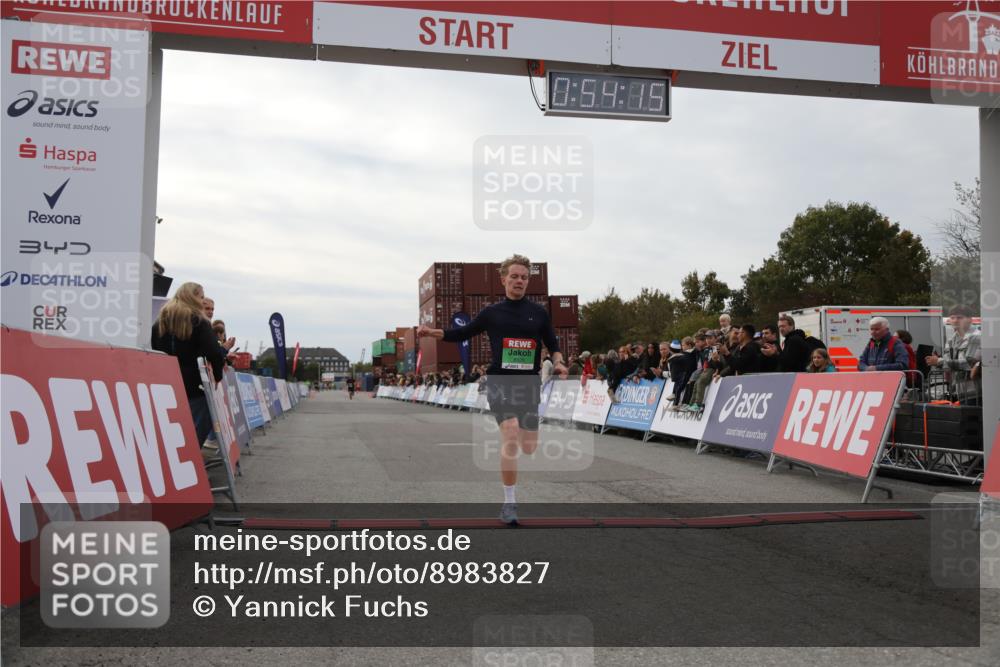 03.10.2025 - Köhlbrandbrückenlauf Yannick Fuchs http://msf.ph/oto/8983827 03.10.2025 15:54:13 Ziel 8920 meine-sportfotos.de
