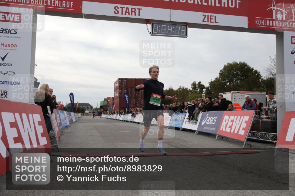 03.10.2025 - Köhlbrandbrückenlauf Yannick Fuchs http://msf.ph/oto/8983829 03.10.2025 15:54:13 Ziel 8920 meine-sportfotos.de