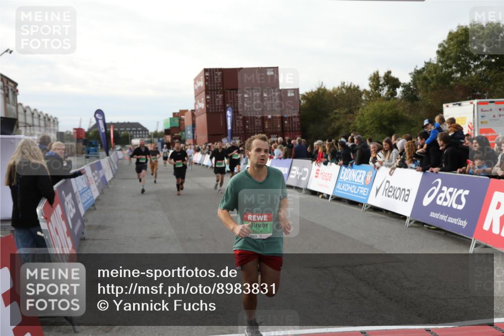 03.10.2025 - Köhlbrandbrückenlauf Yannick Fuchs http://msf.ph/oto/8983831 03.10.2025 16:07:44 Ziel 7588, 7674, 7763, 7780, 8035, 9020, 9099, 9456, 9457 meine-sportfotos.de