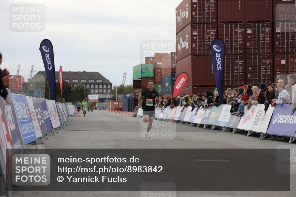 03.10.2025 - Köhlbrandbrückenlauf Yannick Fuchs http://msf.ph/oto/8983842 03.10.2025 15:54:19 Ziel 7123 meine-sportfotos.de