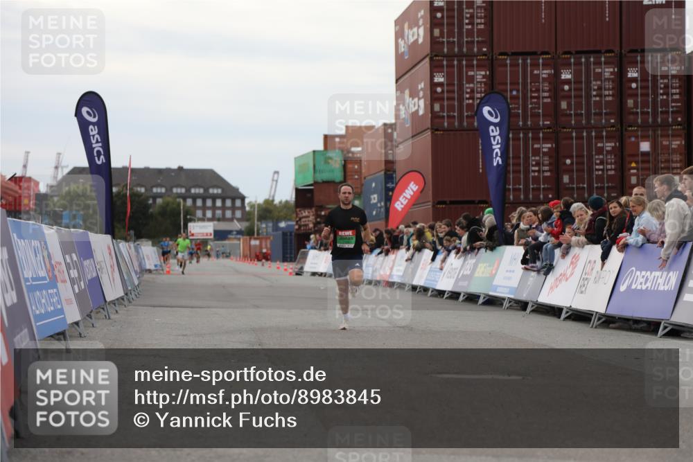 03.10.2025 - Köhlbrandbrückenlauf Yannick Fuchs http://msf.ph/oto/8983845 03.10.2025 15:54:19 Ziel 7123 meine-sportfotos.de
